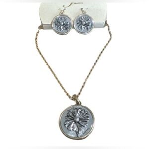 Silver & gold toned  daisy April  Pendant Necklace and Earring Set